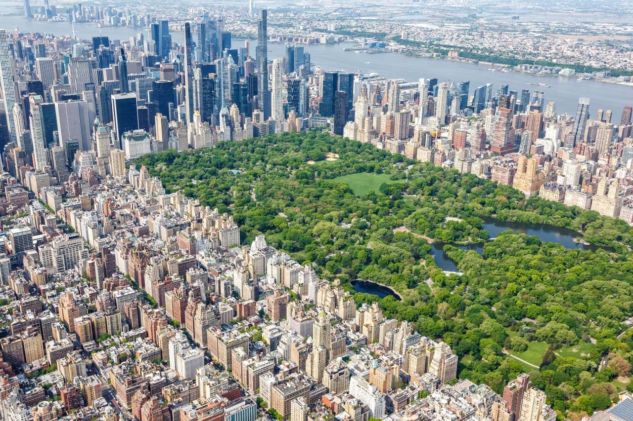 Vue aérienne sur Central Park, à New York, et des gratte-ciels qui l'entourent. Un incontournable si vous organisez un voyage aux États-Unis !