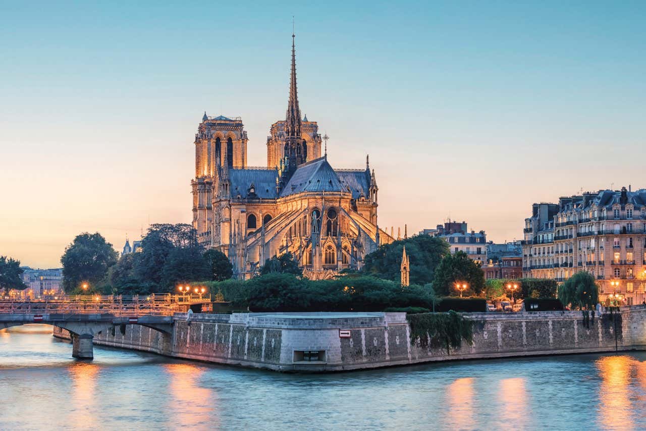 Vue sur l'arrière de la cathédrale Notre-Dame de Paris à la tombée de la nuit, un passage de votre tour d'Europe Interrail