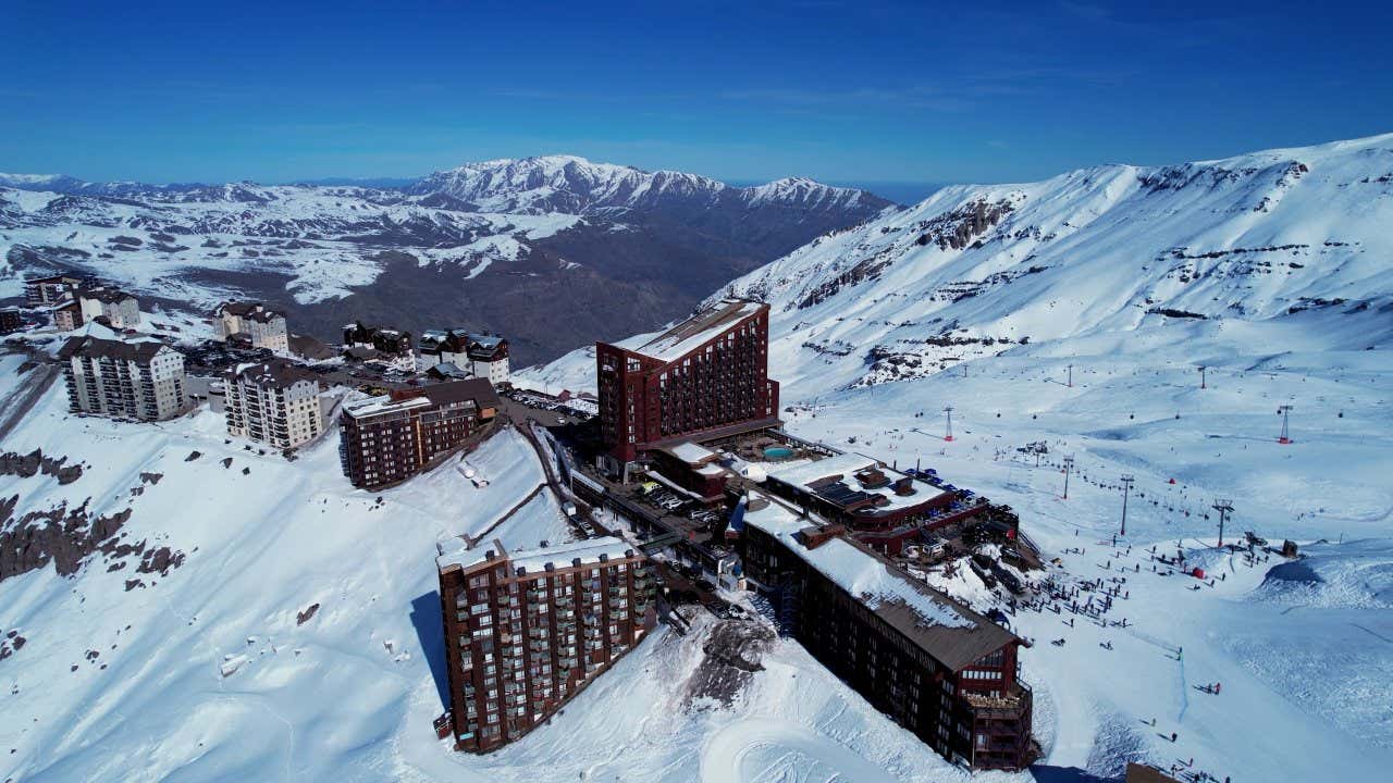 Vista aérea das estruturas e pistas de esqui no Valle Nevado, com as montanhas nevadas circundantes