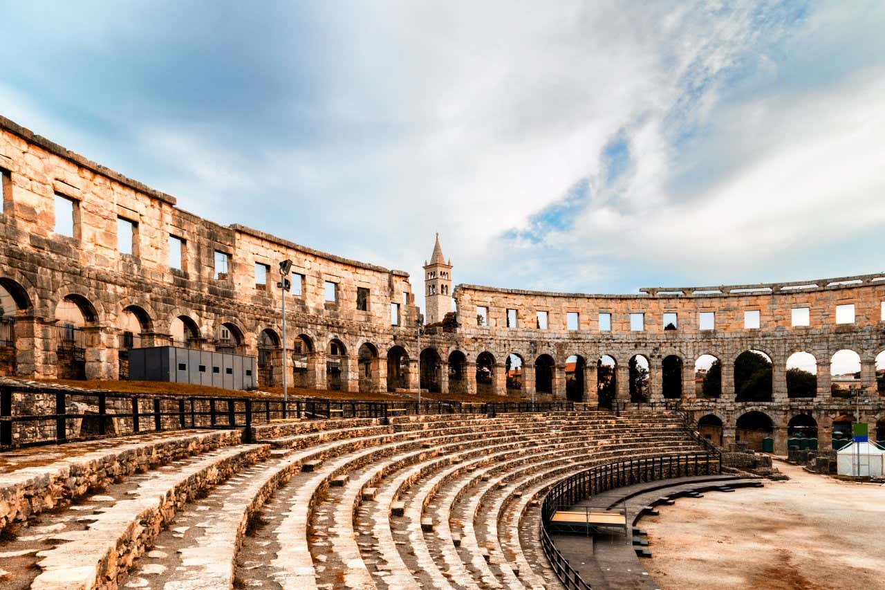 Vue sur l'arène, à l'intérieur du Colisée de Rome, l'un des monuments les plus visités au monde