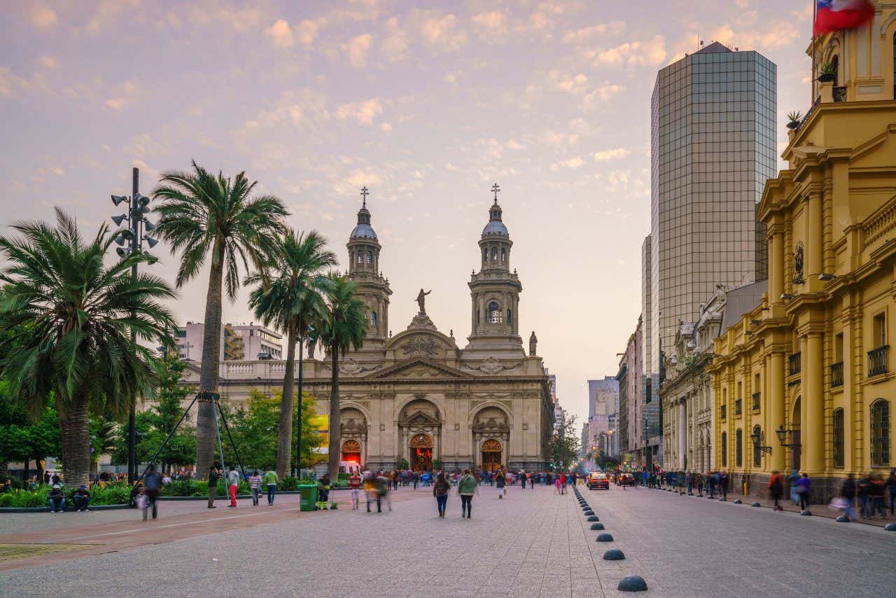 Panorâmica da Plaza de Armas de Santiago com o contraste de edifícios coloniais e modernos edifícios