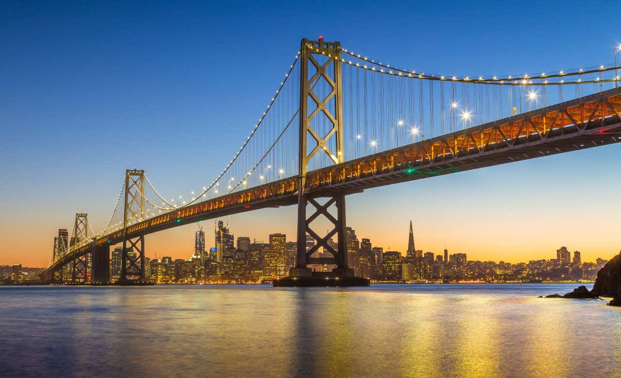 Le Golden Gate Bridge au premier plan de la photo, avec San Francisco en arrière-plan