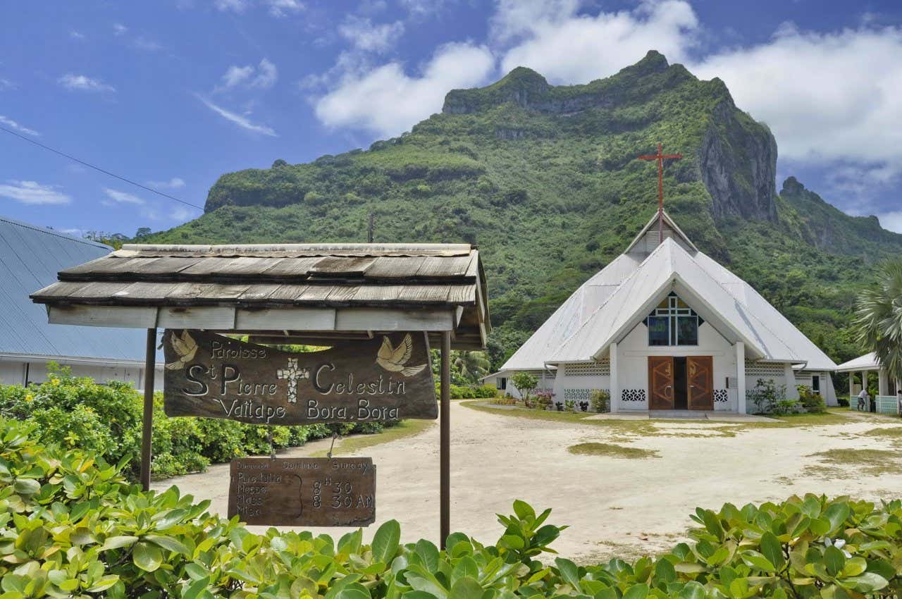 Una chiesa bianca ai piedi di una montagna sull'isola di Bora Bora