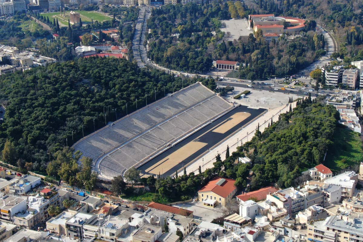 Vista aérea de un estadio olímpico ovalado de carreras