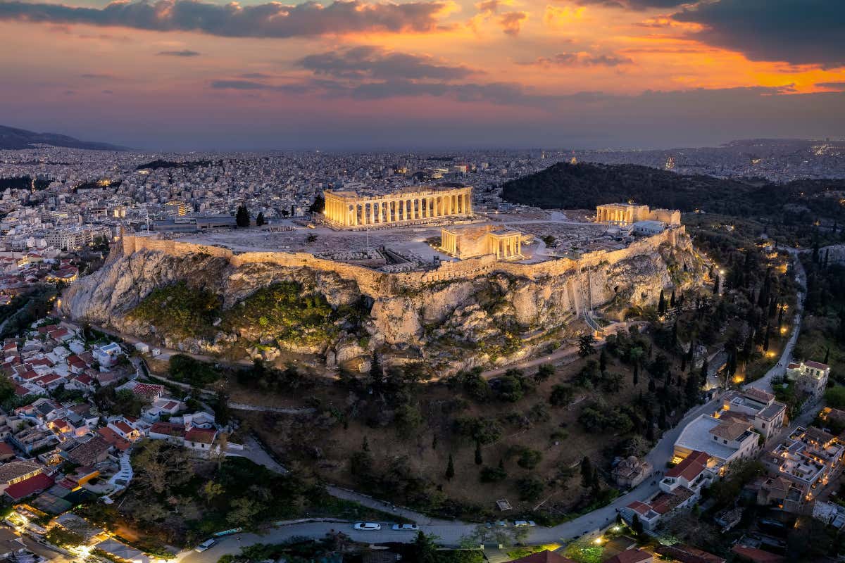 Vista aérea del Partenón de Atenas iluminado por la noche