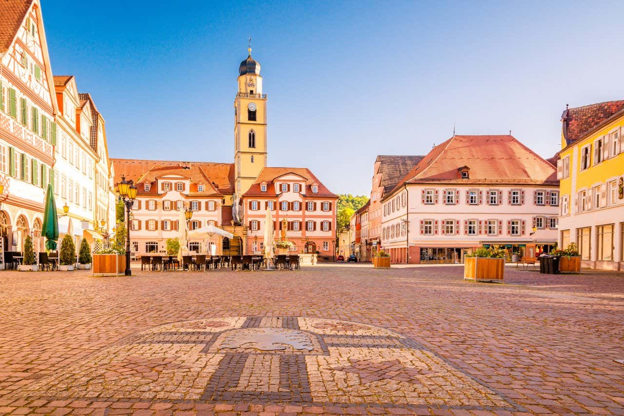 Praça no centro histórico com chão de paralelepípedos e construções históricas em Bad Mergentheim