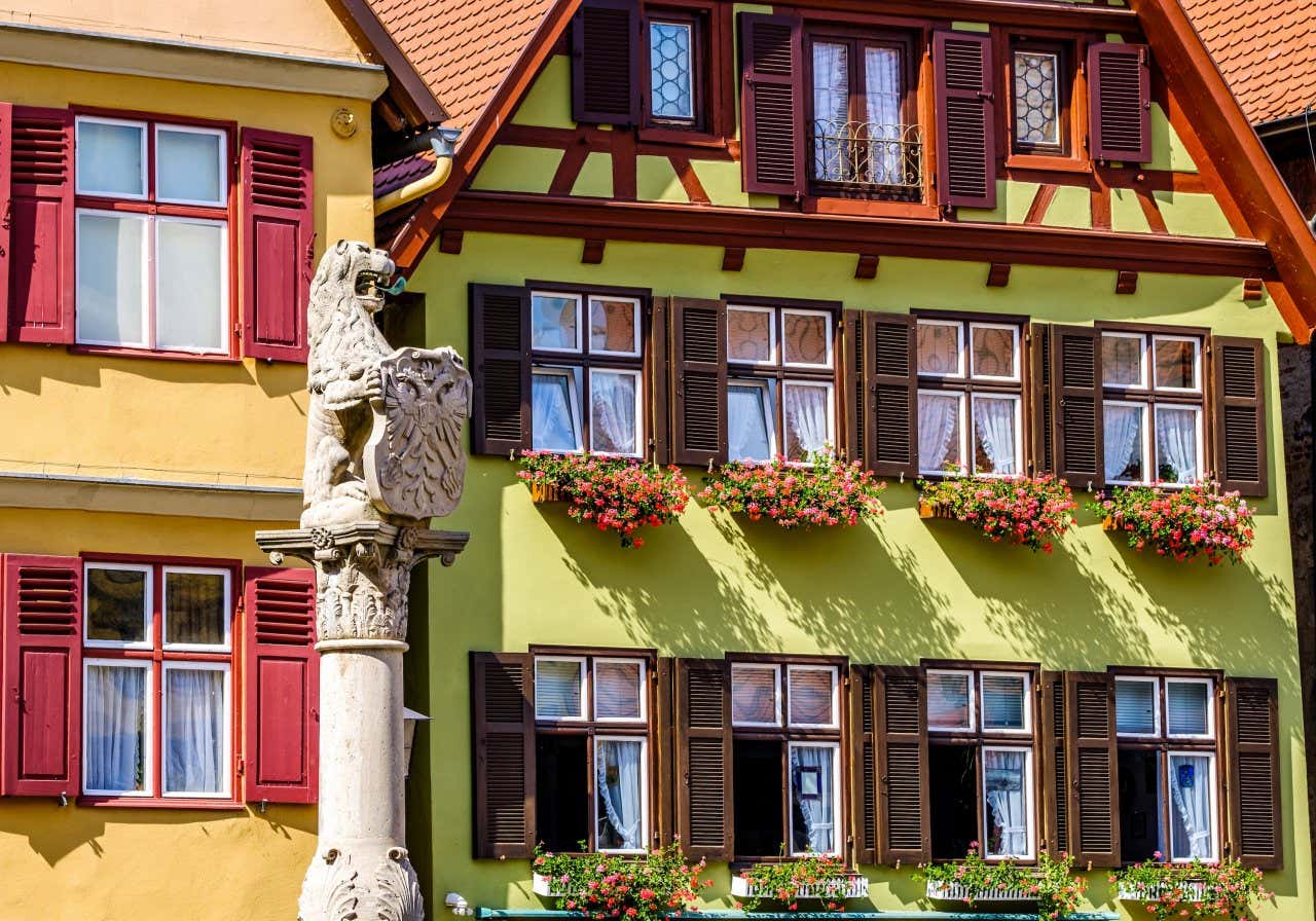 Detalhes de edifícios coloridos de Dinkelsbühl com janelas de madeira enfeitadas com flores