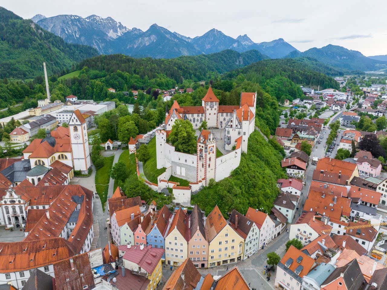 Vista aérea da cidade medieval com o Hohes Schloss ao centro.