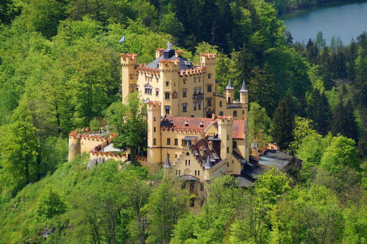 Castelo Hohenschwangau nos Alpes Bávaros - a residência de infância do Rei Luís II da Baviera