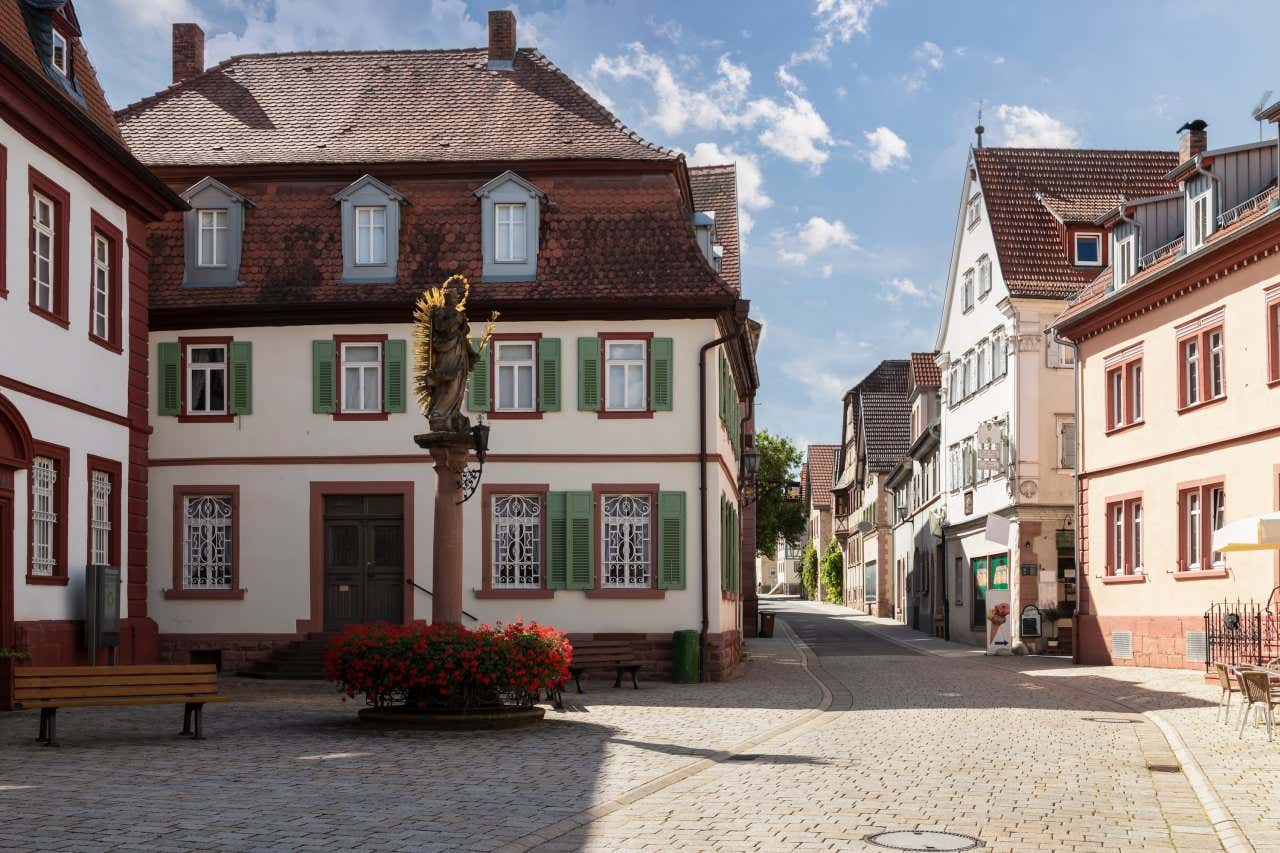 Rua estreita na pequena cidade de Lauda-Königshofen