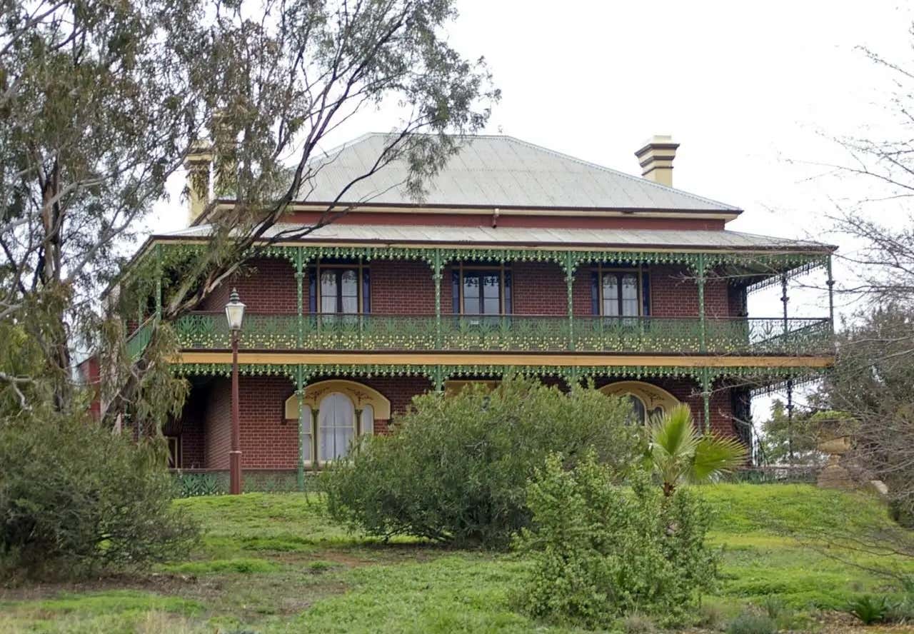 Fachada principal da Monte Cristo Homestead
