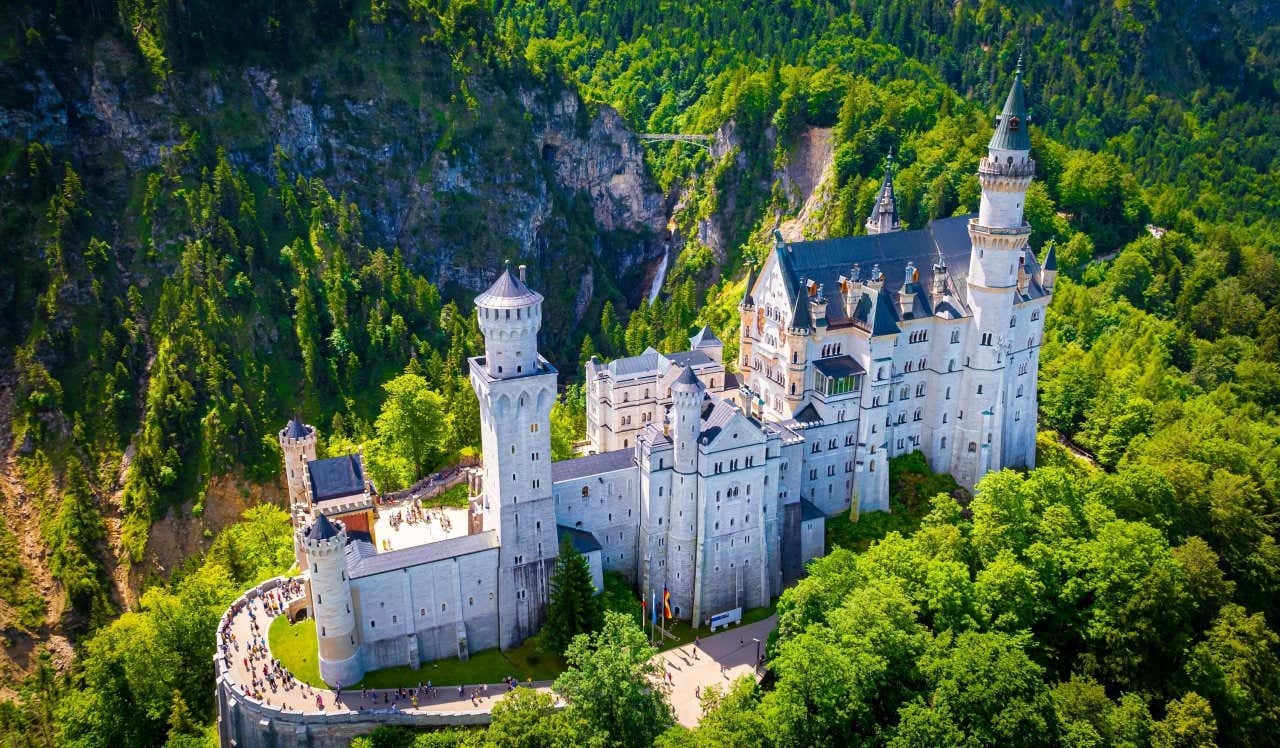 Vista do Castelo de Neuschwanstein, um palácio do século XIX com ares de conto de fadas.