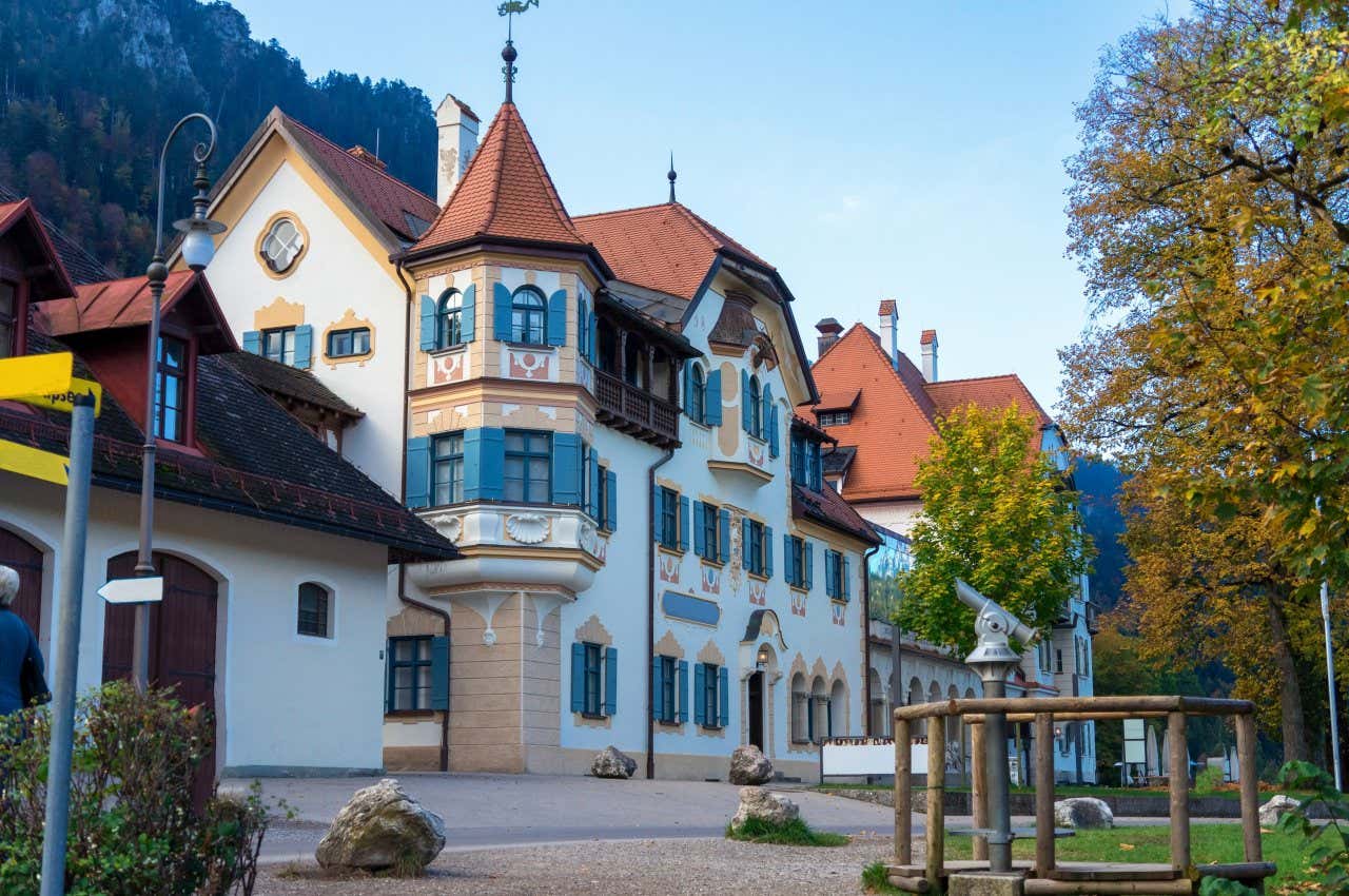 Edifícios do centro de Schwangau com frondosa vegetação ao redor