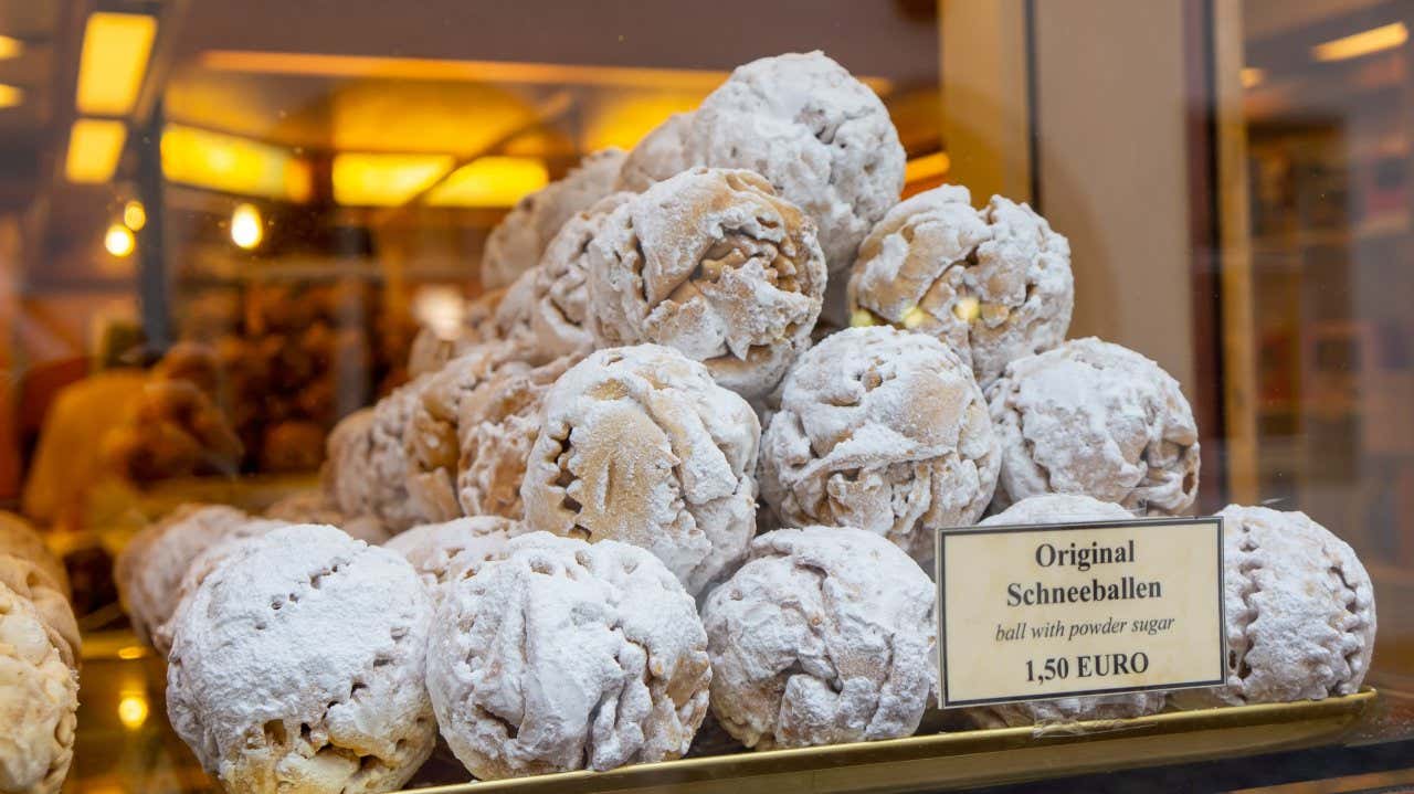 Vitrine com uma bandeja repleta de doces Schneeballen