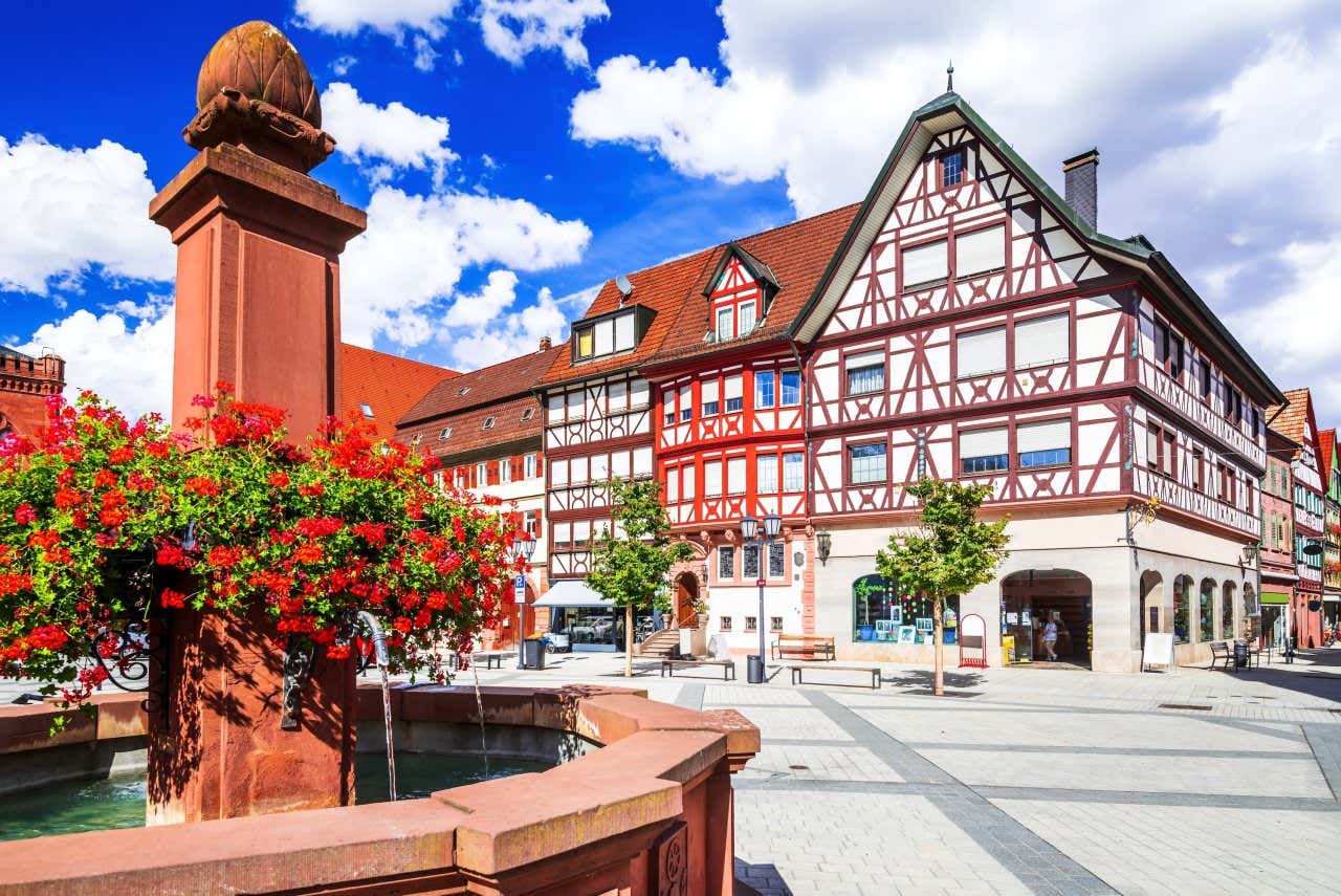 Praça medieval em frente ao antigo Castelo Kurmainzisches em Tauberbischofsheim