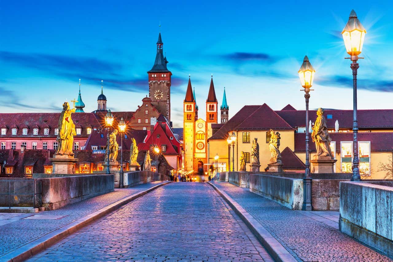 Vista panorâmica ao entardecer da Old Main Bridge sobre o rio Meno no centro histórico de Würzburg