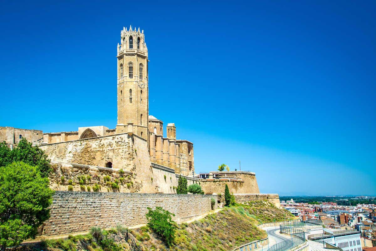 Vistas panorámicas en un día soleado de la Catedral antigua Seu Vella de Lérida