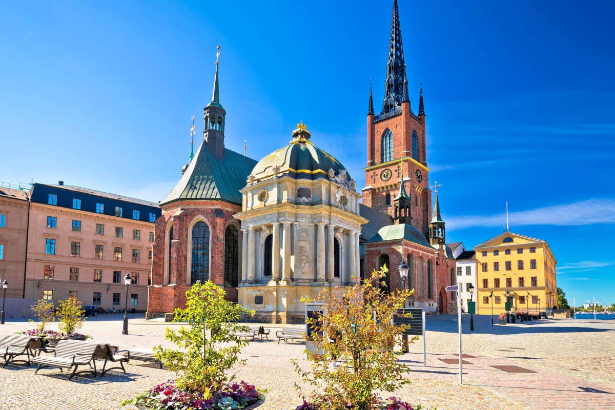 La Riddarholmen, una chiesa di Stoccolma che combina la facciata e la torre in mattoni con una cappella in pietra bianca e una cupola nera