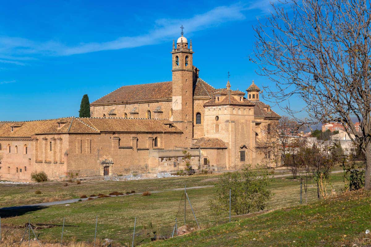 El Monasterio de la Cartuja en un día despejado