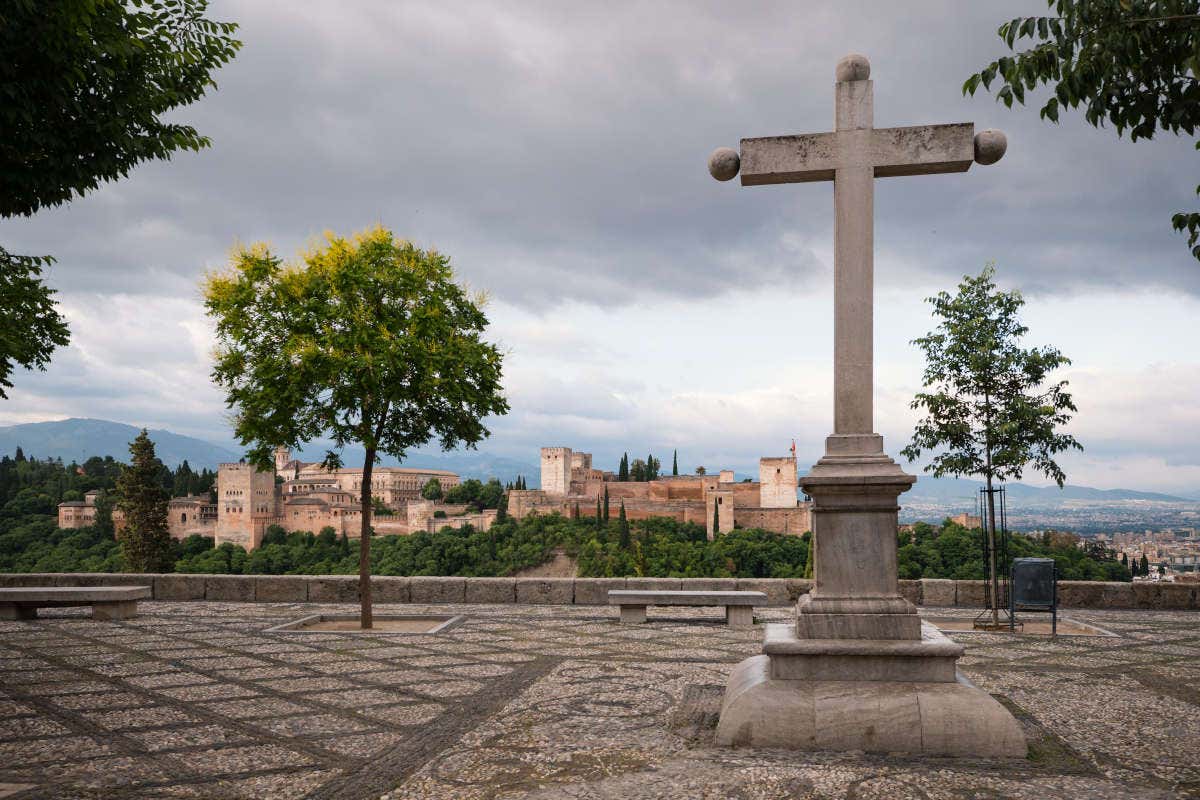 La Alhambra de Granada desde la plaza del mirador de San Nicolás