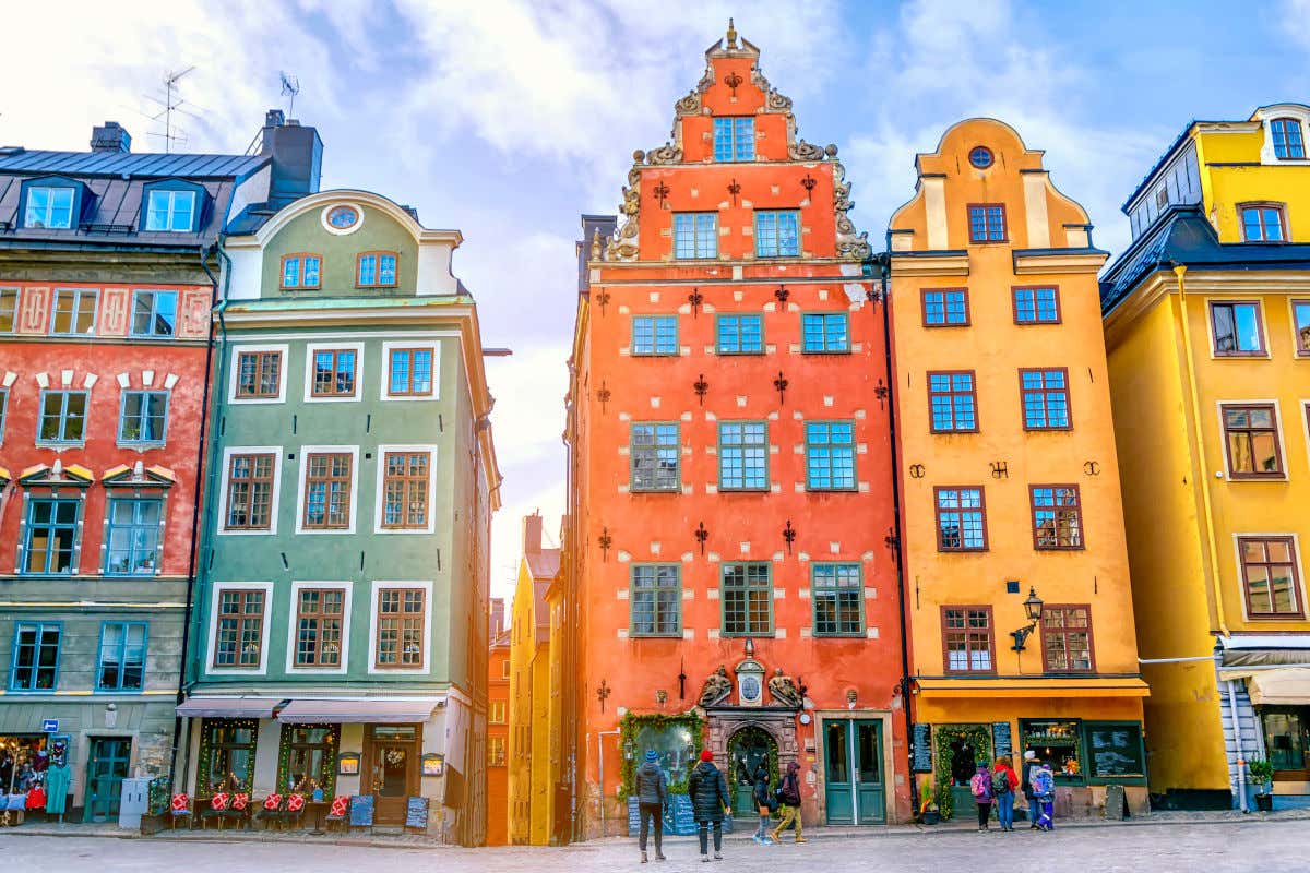 Case a quattro piani con facciate colorate in piazza Stortorget, nel centro storico di Stoccolma