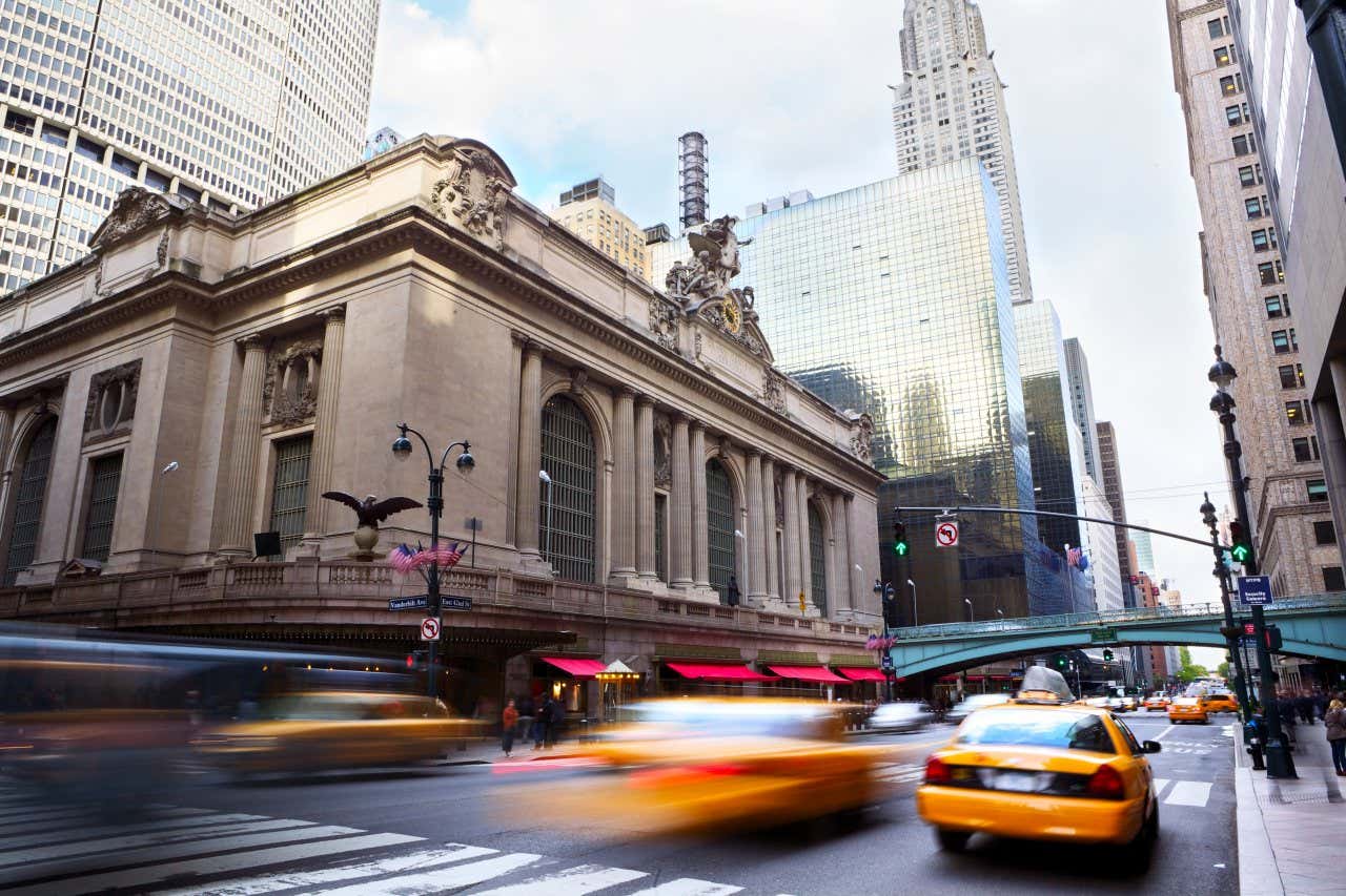 Un grande edificio neoclassico nel centro di New York in una strada molto trafficata