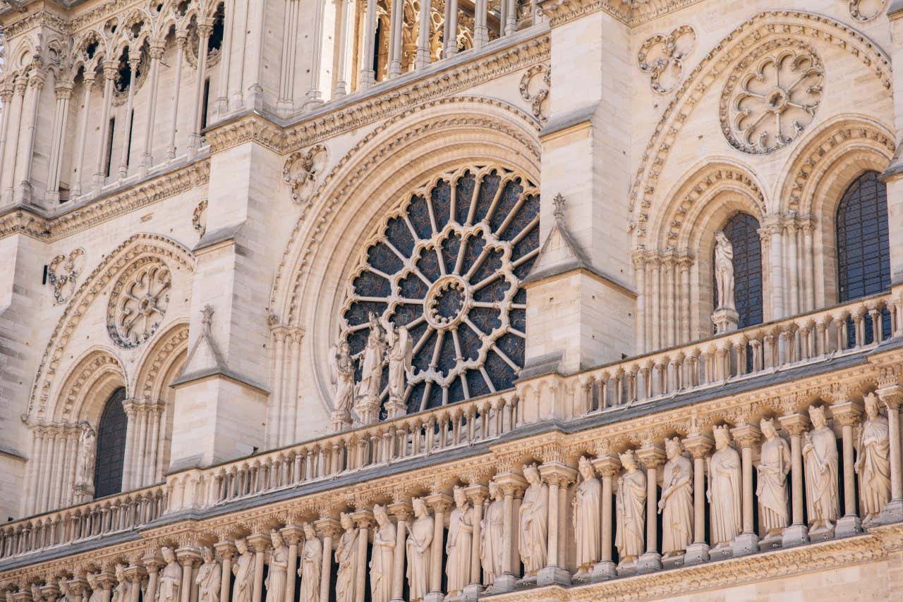 Gros plan sur la cathédrale Notre-Dame de Reims et sa rosace rappelant celle de Paris, un lieu incontournable si vous faites la Route touristique du champagne