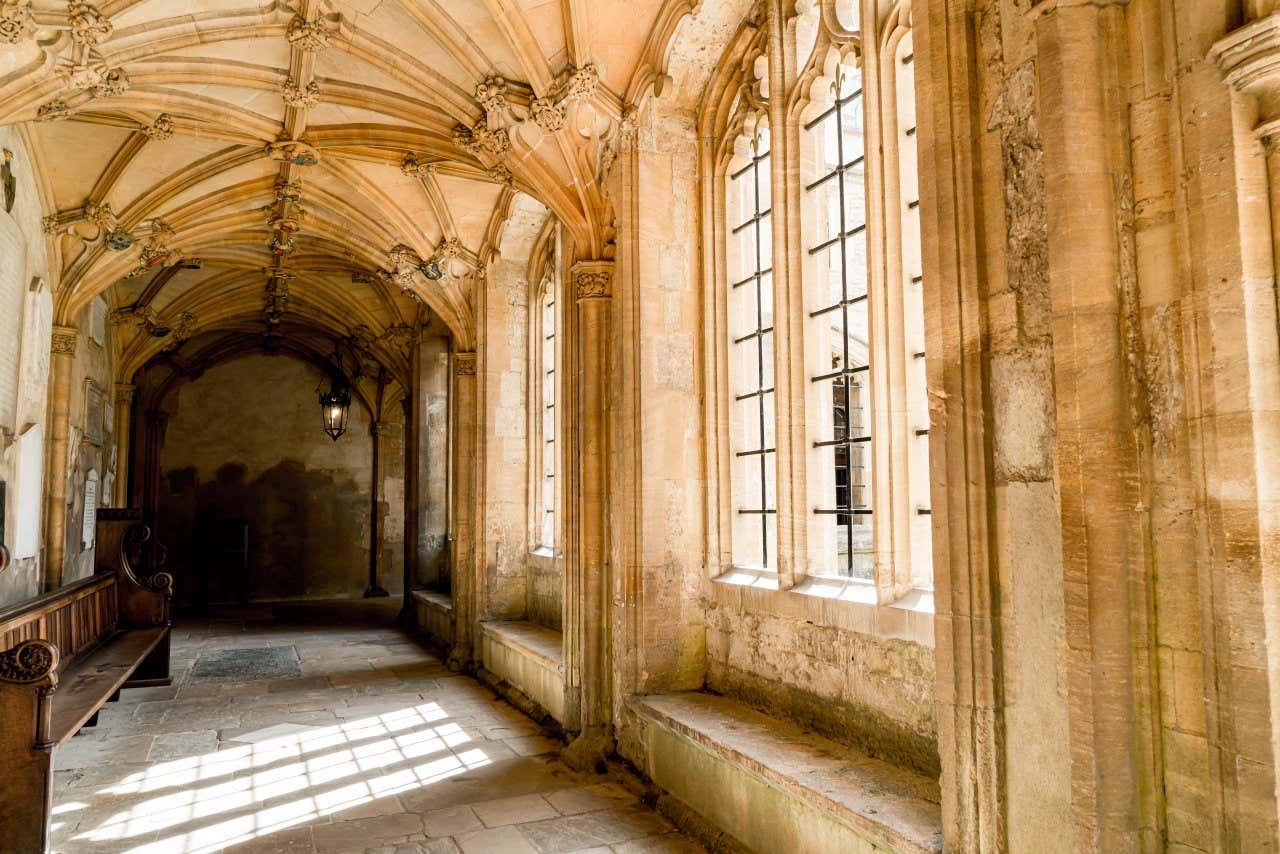 Un corridoio che circonda un chiostro di un'antica chiesa gotica a Oxford