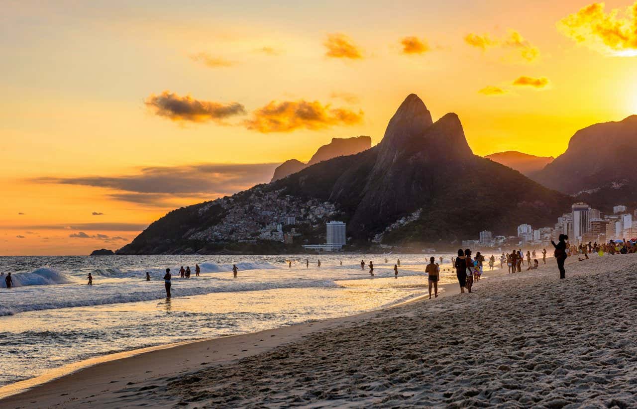 Vista do pôr do sol da praia de Ipanema, da praia do Leblon e do Morro Dois Irmãos no Rio de Janeiro. Brasil