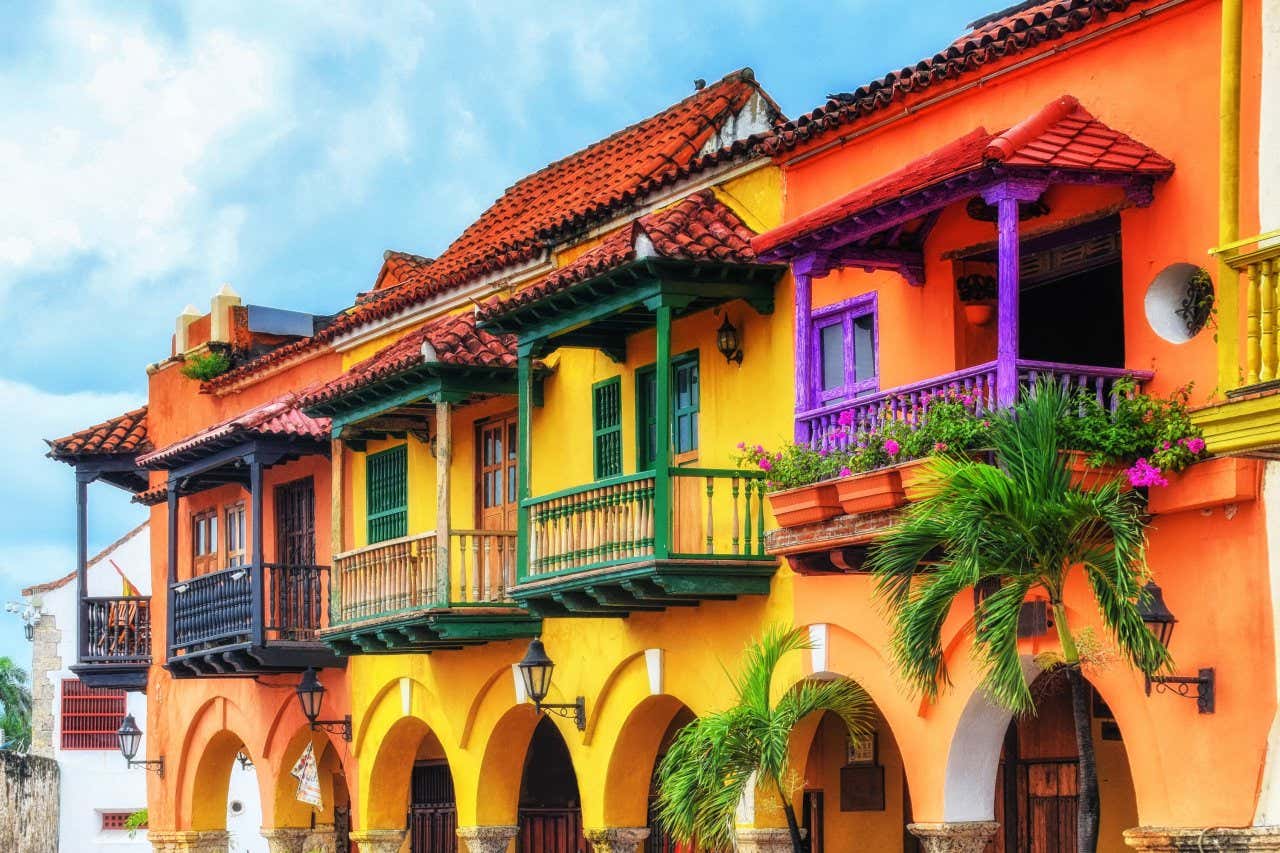 Prédios coloniais espanhóis coloridos com varandas de madeira na Plaza de los Coches, dentro da cidade amuralhada de Cartagena das Índias.