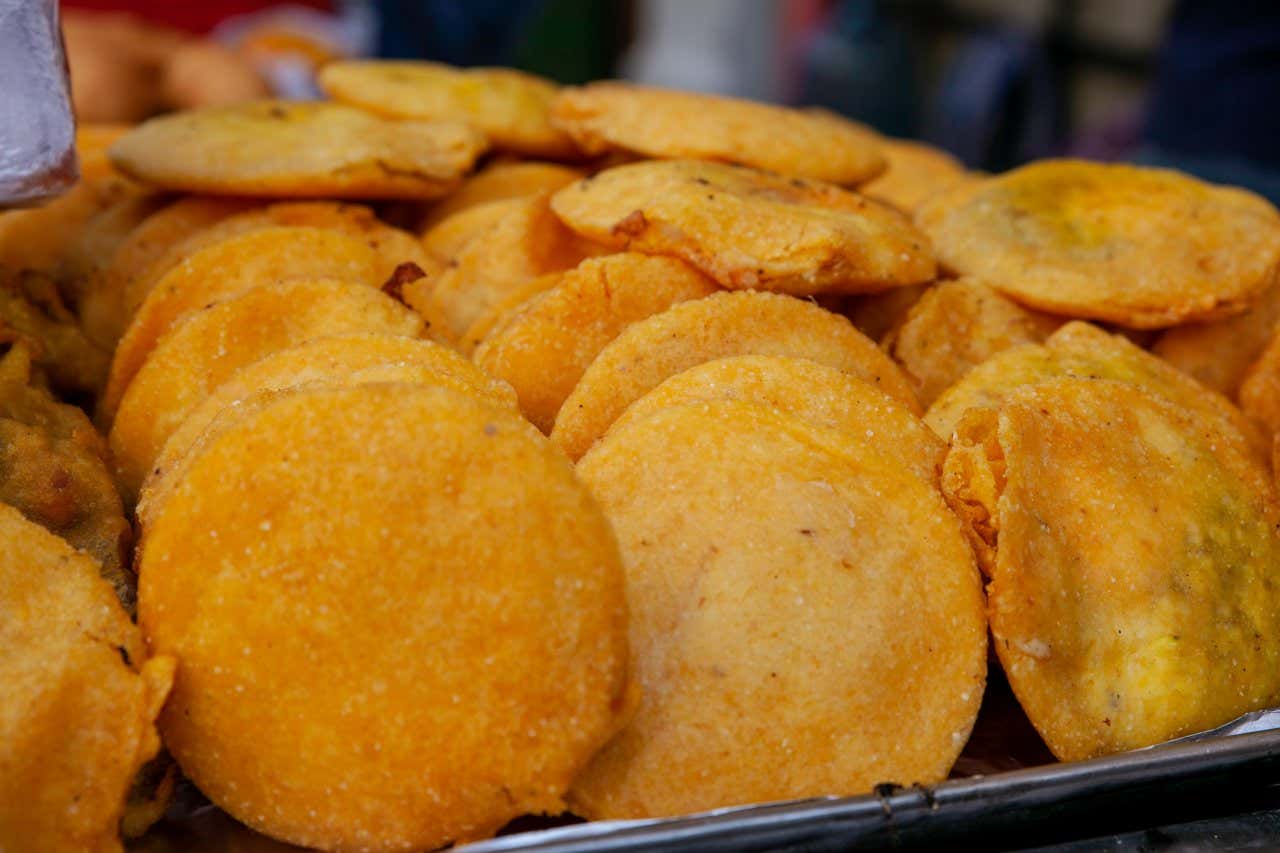 Prato com arepas de huevo