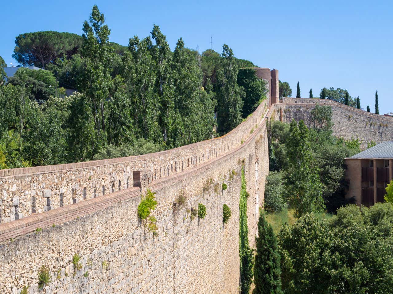 Les remparts médiévaux de Gérone, entourés d'arbres