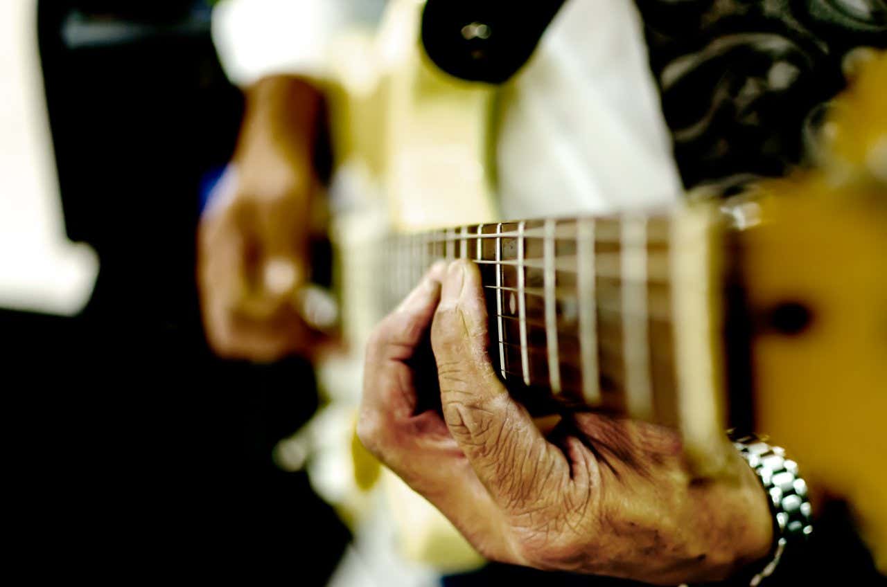 Um homem tocando uma guitarra 