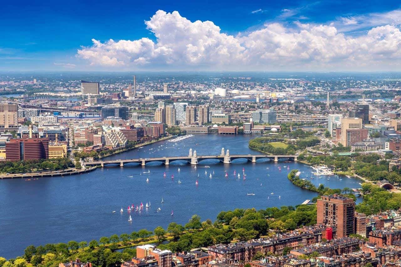 Vista dall'alto di Boston con un lungo ponte che attraversa il grande fiume Charles