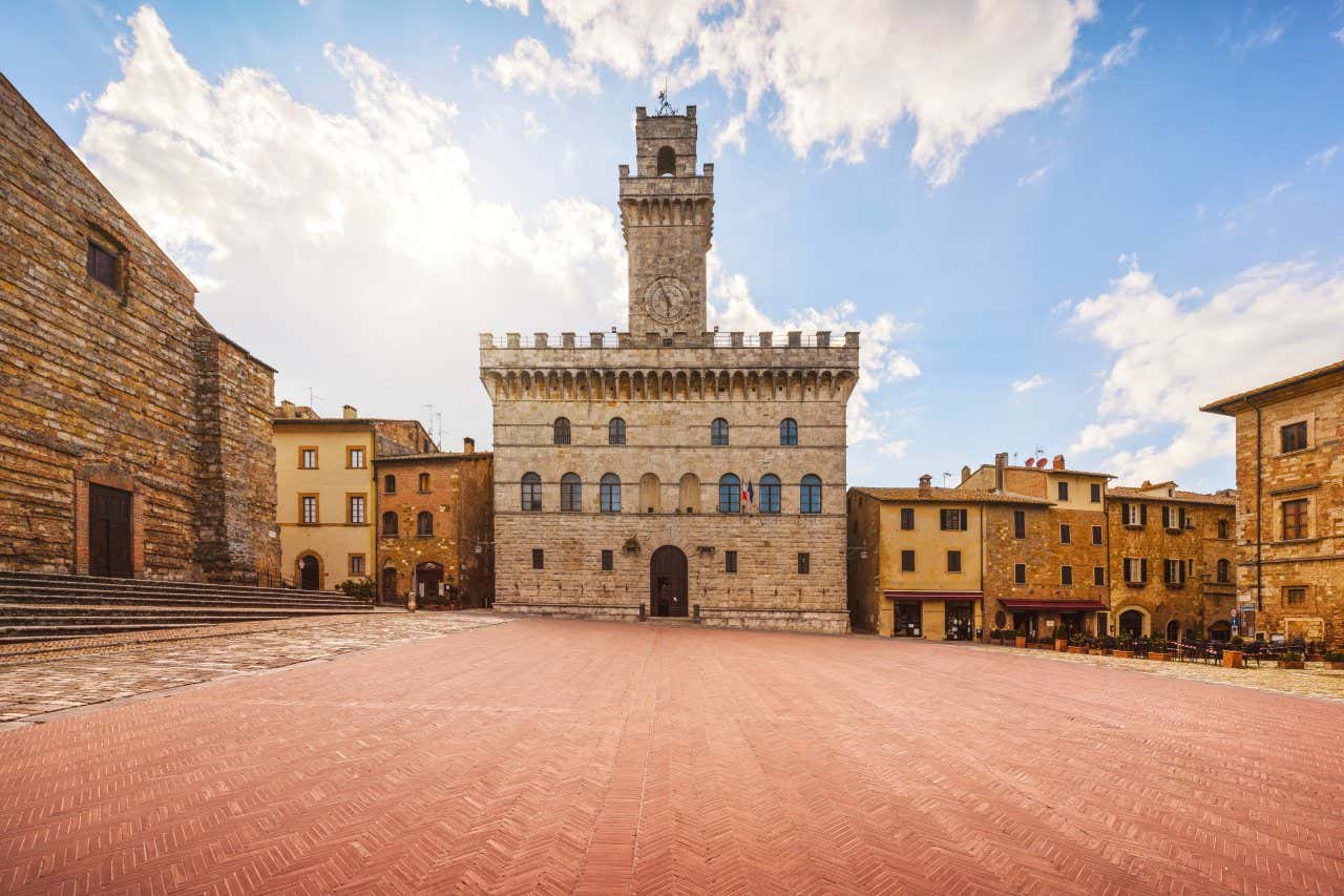 Una grande piazza in mattoni circondata da antichi palazzi di epoca medievale