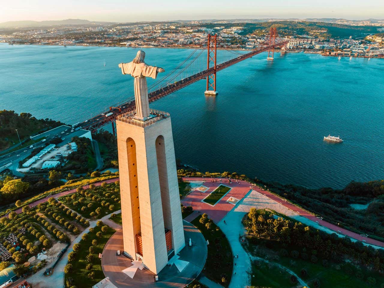 Santuário do Cristo Rei com o vista para o Rio Tejo 