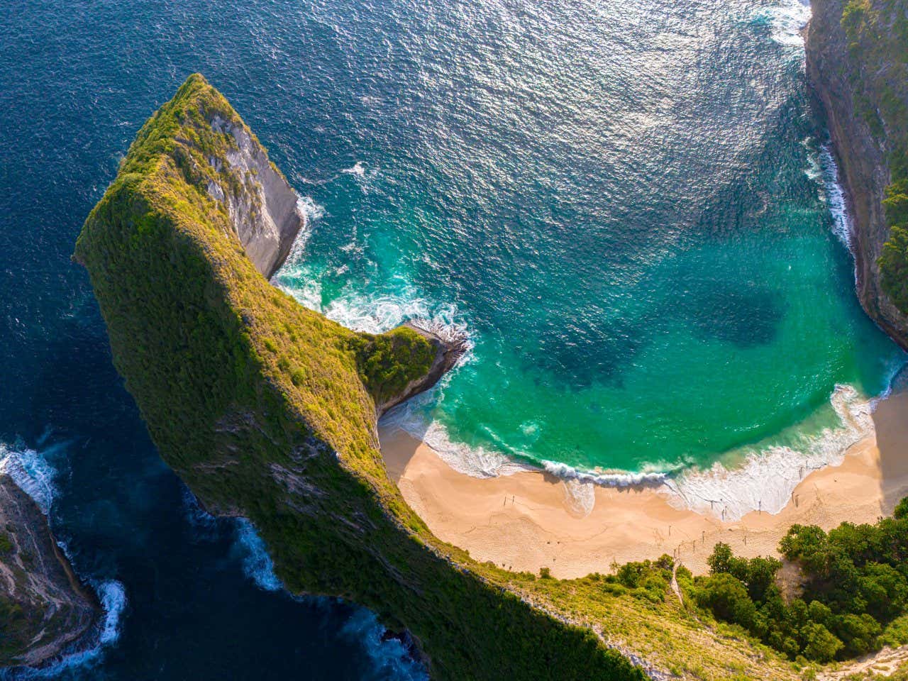 Vista aérea de una playa de la costa de Nusa Penida, en Bali