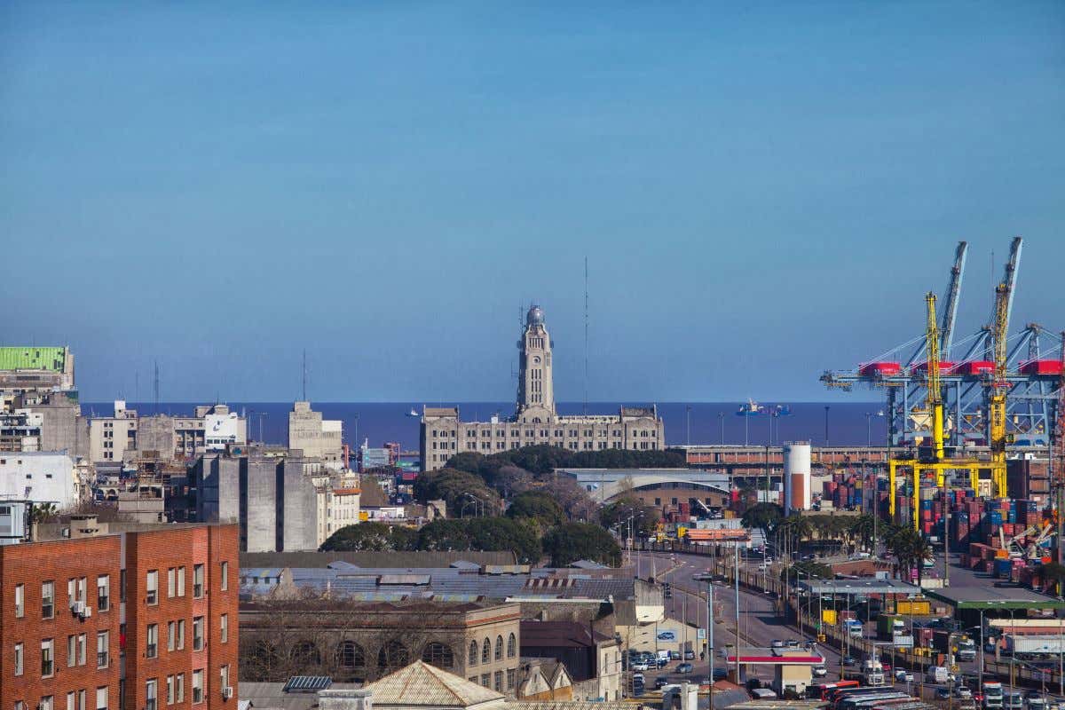 Paisaje urbano en el puerto de Montevideo