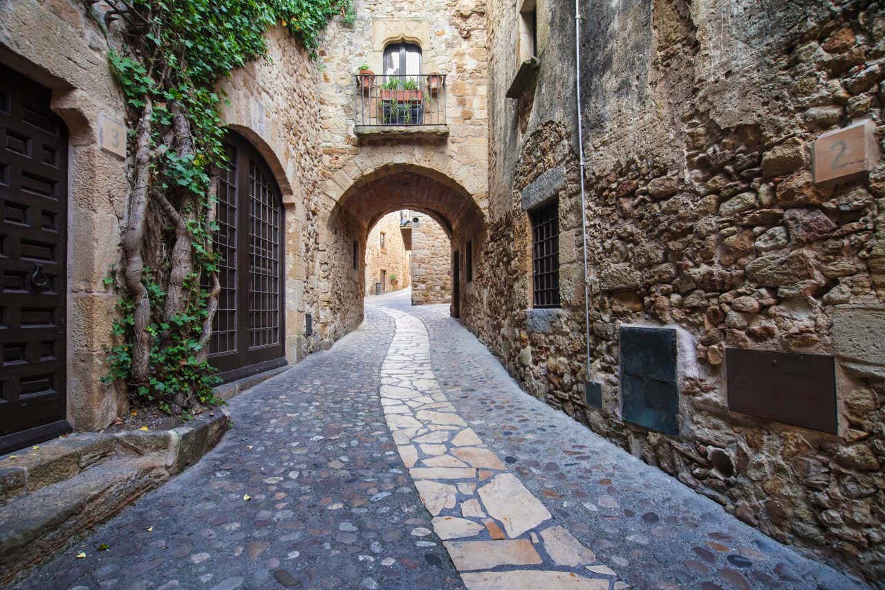 Ruelle pavée du centre historique de Gérone entourée de murs de pierre