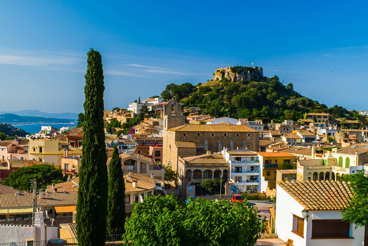 Pals sur la Costa Brava, avec un château en arrière-plan et un ciel bleu