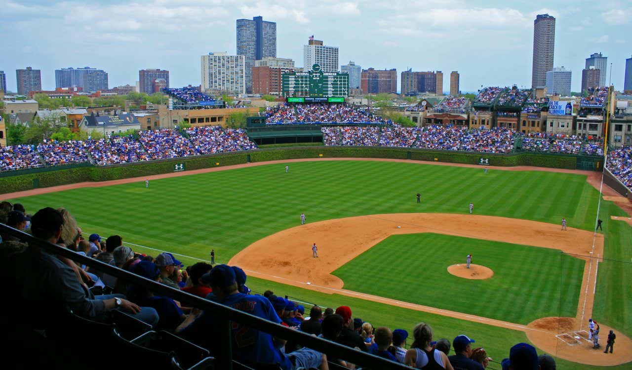 Vista do canto dos arremessadores do Estádio Wrigley Field durante um jogo dos Cubs em um dia nublado