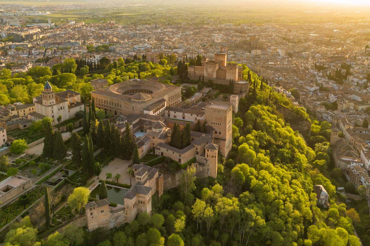 Vistas aéreas de Granada y de la Alhambra al atardecer