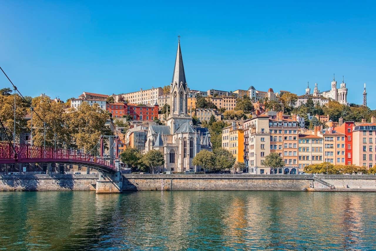 Skyline de Lyon, com uma igreja e diversos edifícios coloridos