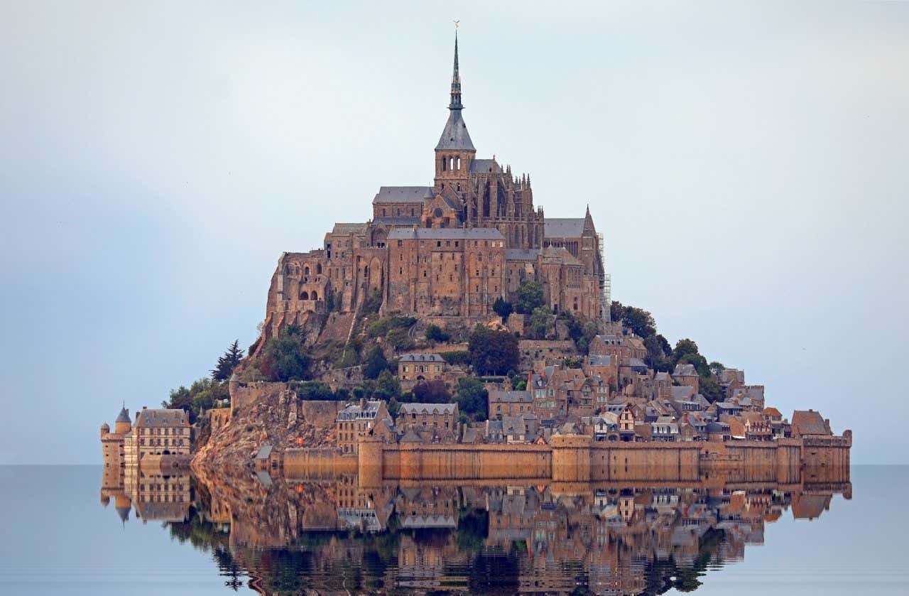 Panorâmica da ilha de Mont Saint-Michel durante a maré alta 