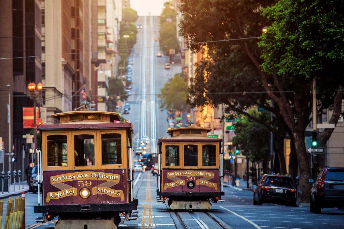 Due cable car di San Francisco mentre percorrono una salita