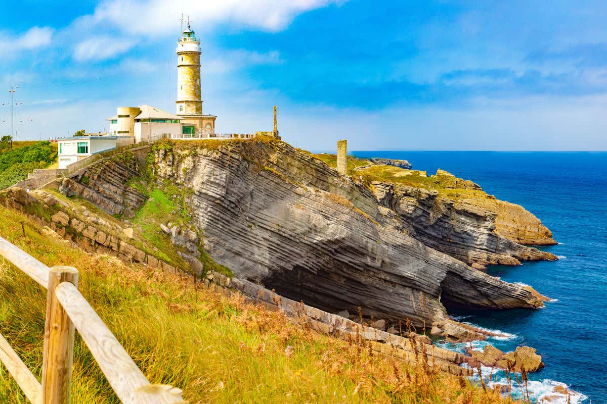 Un faro, il Cabo Mayor, costruito su una scogliera