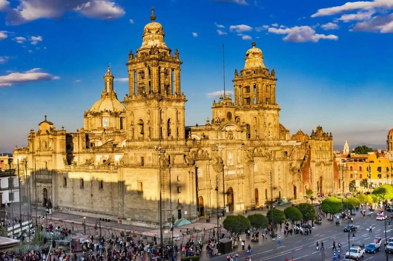 Panorâmica da catedral Metropolitana em um dia ensolarado e com a rua movimentada de pedestres