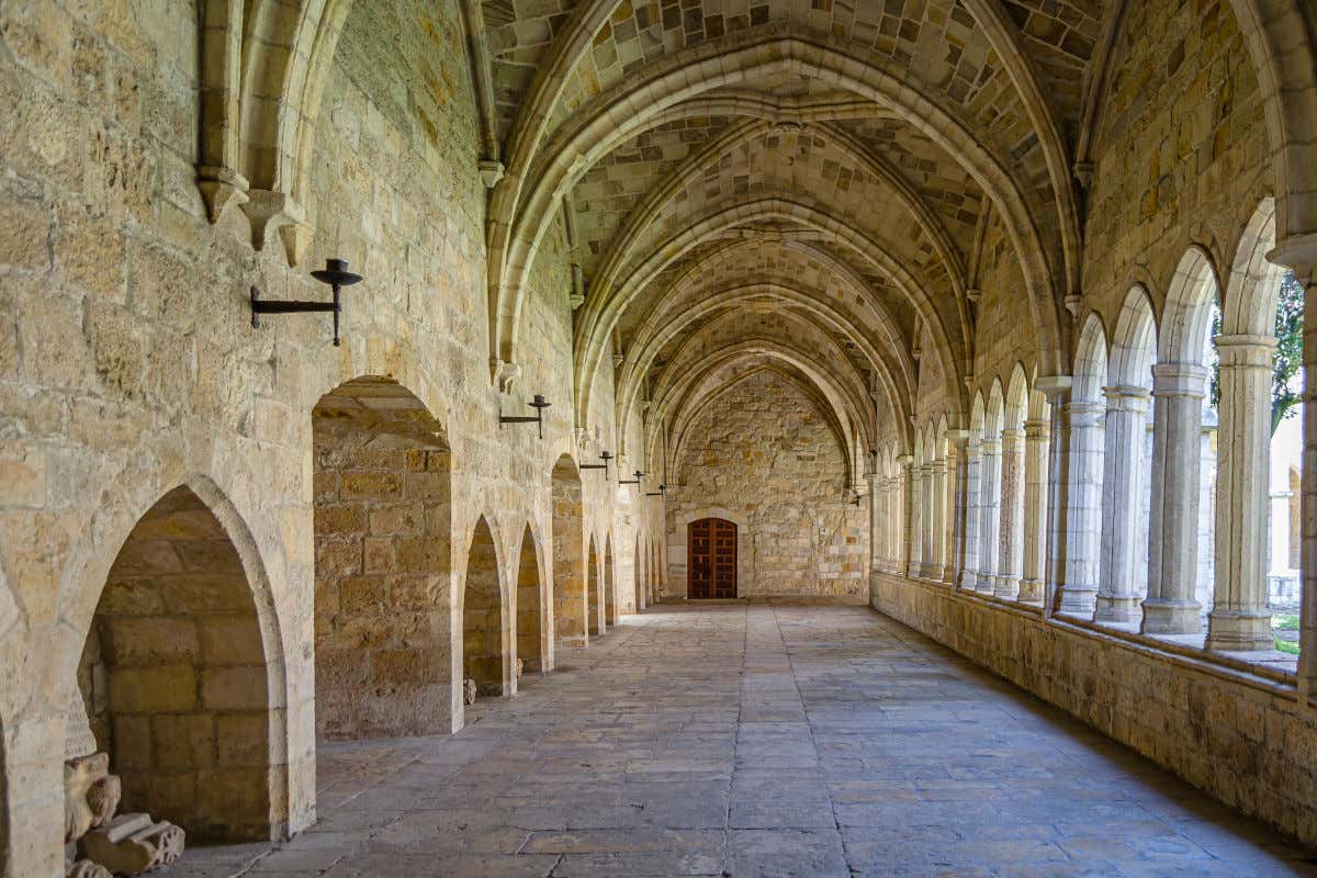 Chiostro in pietra della Cattedrale di Santander con numerosi archi che conducono a un cortile centrale