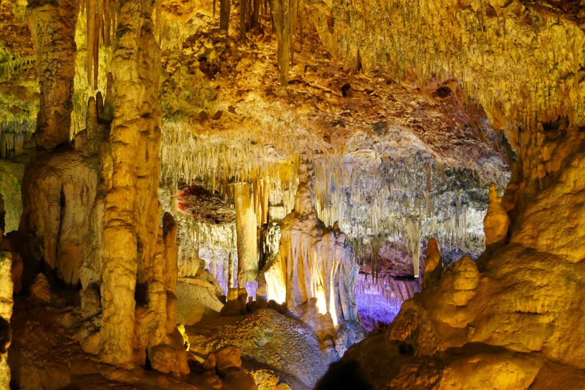 Ccuevas dels Hams iluminadas y repletas de estalactitas y estalagmitas en Mallorca