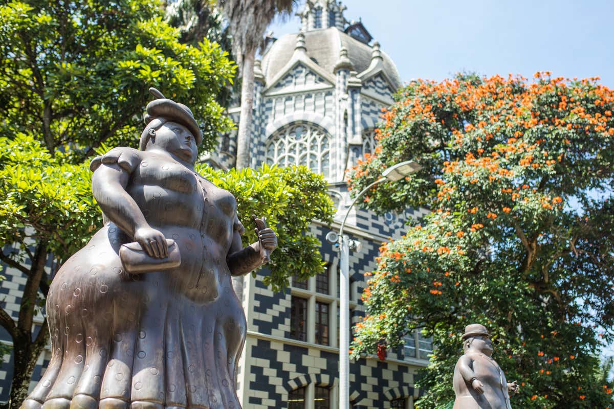 Esculturas de unas personas orondas en la plaza Botero de Medellín, en Colombia